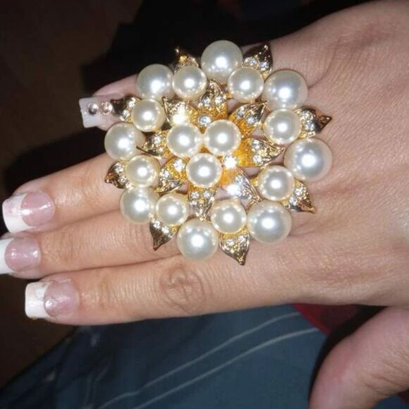 Glamorous Luke Faux Pearl & Diamond Flower Gold Cluster Cocktail Ring - Picture 4 of 10